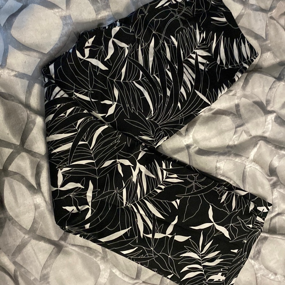 Cache Black and white capri pants size 4 in excellent condition